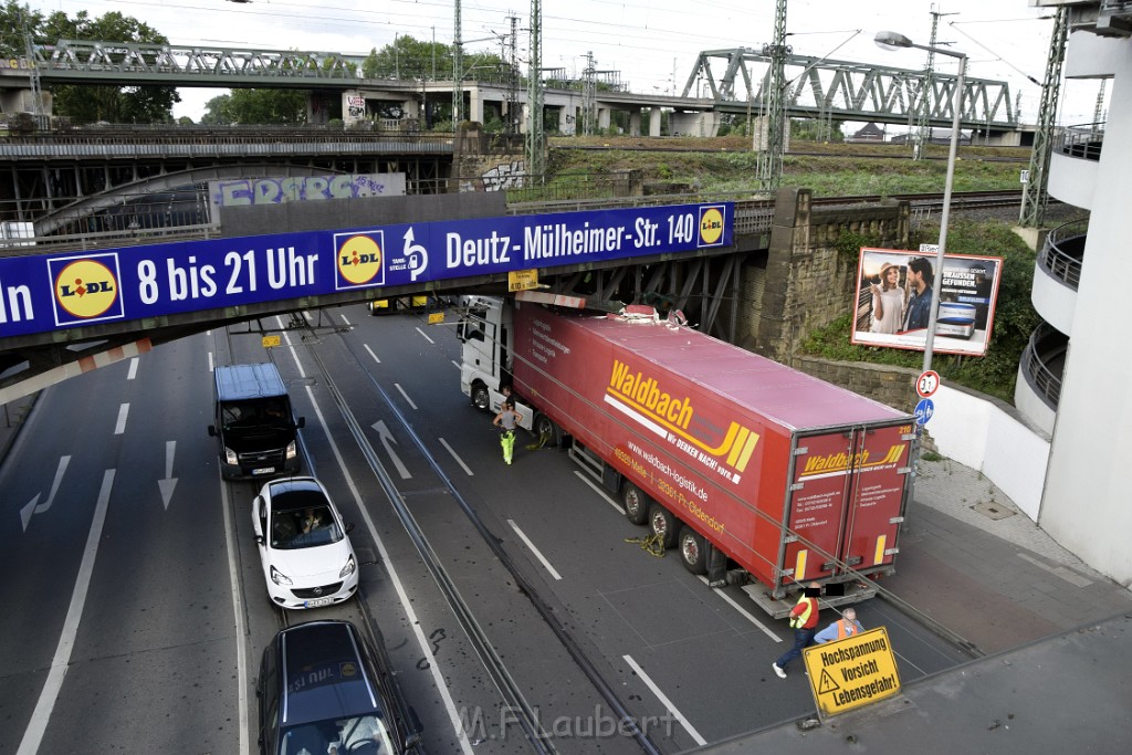 LKW blieb unter Bruecke haengen Koeln Deutz Opladenerstr Deutz Muelheimerstr P060.JPG - Miklos Laubert